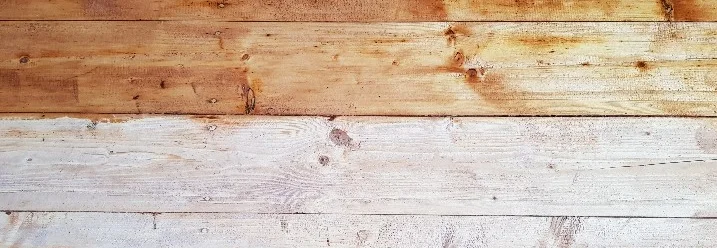 Holzdielen halb gestrichen